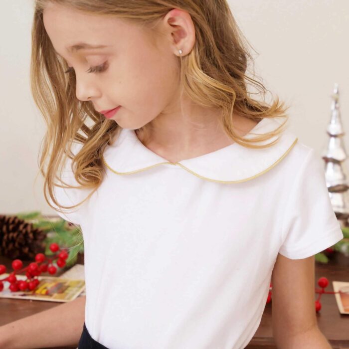 Un Élégant T-Shirt Blanc à Manches Courtes avec Col Claudine avec Biais Doré pour Filles, Fillettes et Ados de la Marque de Mode pour Enfant Française La Faute à Voltaire.