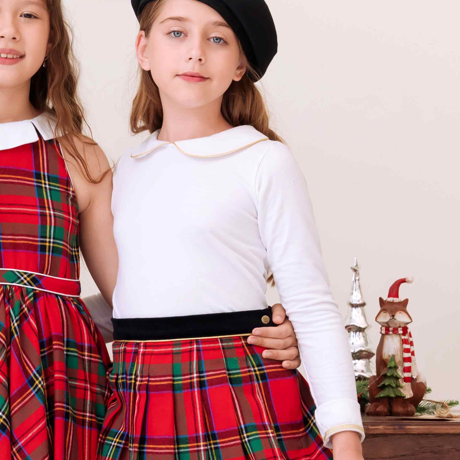 Un Élégant T-Shirt Blanc Sans Logo à Manches Longues avec Col Claudine avec Biais Doré pour Filles, Fillettes et Ados de la Marque de Mode pour Enfant Française La Faute à Voltaire.