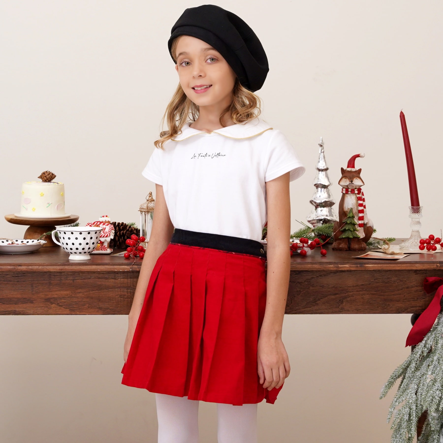 Un Élégant T-Shirt Intersaison Blanc à Manches Courtes avec Col Claudine Bordé d'un Biais Doré et Slogan La Faute à Voltaire sous le Col Conçu pour Filles, Fillettes et Ados de 2 à 16 ans, de la Marque de Mode pour Enfant Française La Faute à Voltaire.