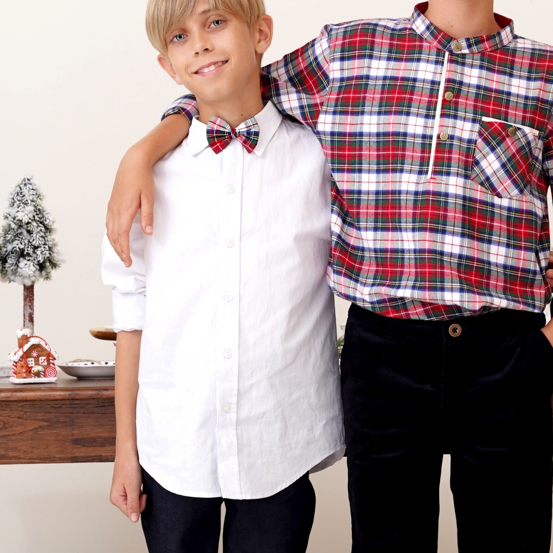 On Craque pour la Chemise Blanche à Manches Longues et Col Pointu pour Garçon. En Coton de Qualité Supérieure Contrasté de Coton Bleu Ciel, cette Chemise Intersaison se porte en Toutes Occasions où votre Enfant a Besoin de se Sentir Chic, que ce soit pour un Mariage en Été ou la Photo d'École ou pour une Tenue Chic en Hiver comme pour Noël. Chemise Blanche Voltaire de la Marque de Mode Chic Française pour Enfant La Faute à Voltaire.