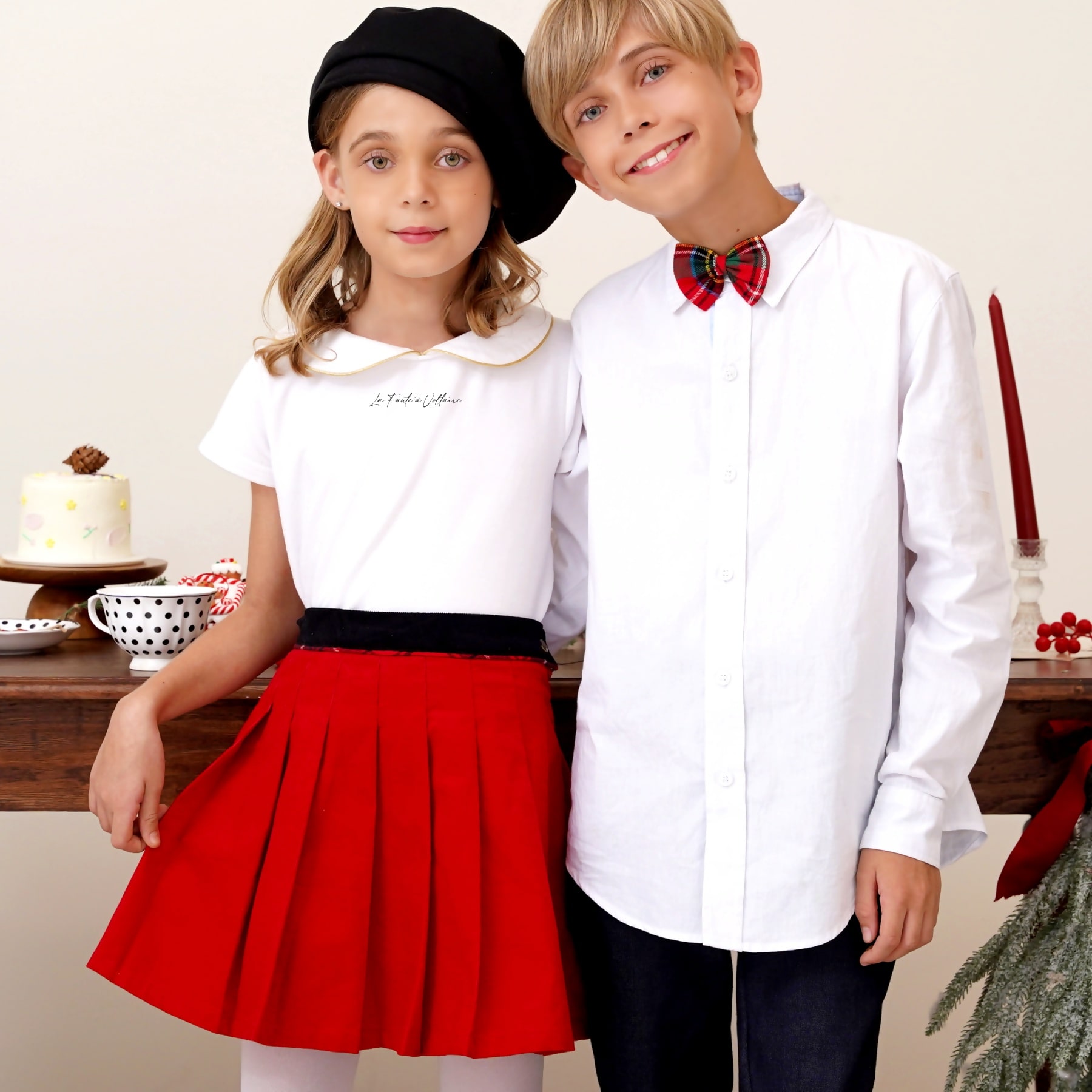 On Craque pour la Chemise Blanche à Manches Longues et Col Pointu pour Garçon. En Coton de Qualité Supérieure Contrasté de Coton Bleu Ciel, cette Chemise Intersaison se porte en Toutes Occasions où votre Enfant a Besoin de se Sentir Chic, que ce soit pour un Mariage en Été ou la Photo d'École ou pour une Tenue Chic en Hiver comme pour Noël. Chemise Blanche Voltaire de la Marque de Mode Chic Française pour Enfant La Faute à Voltaire.