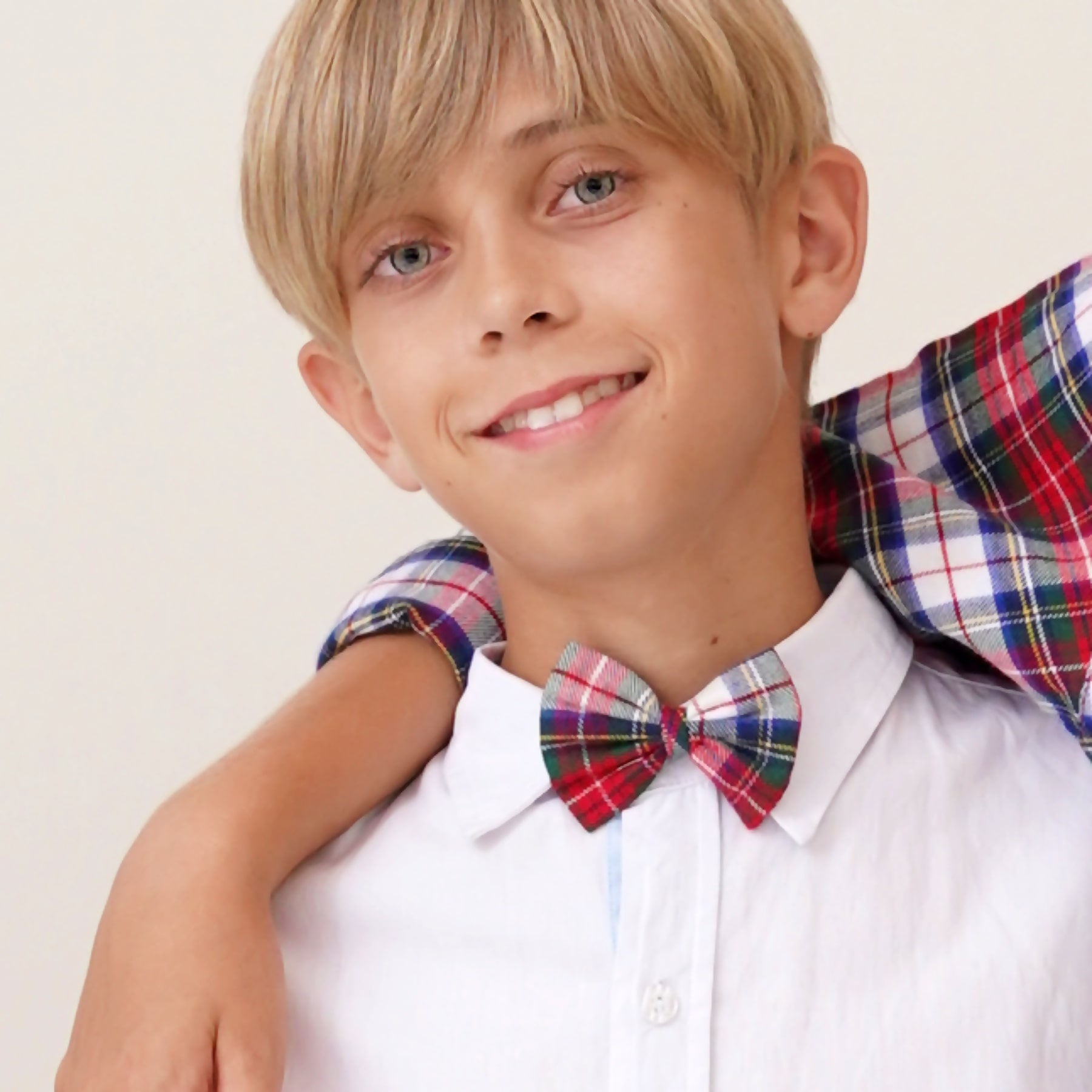 On Craque pour ce Magnifique Nœud Papillon Spécial Fêtes de Noël en Flanelle à Carreaux Tartan Rouge et Blanc pour Filles et Garçons de la Marque de Mode pour Enfants La Faute à Voltaire.