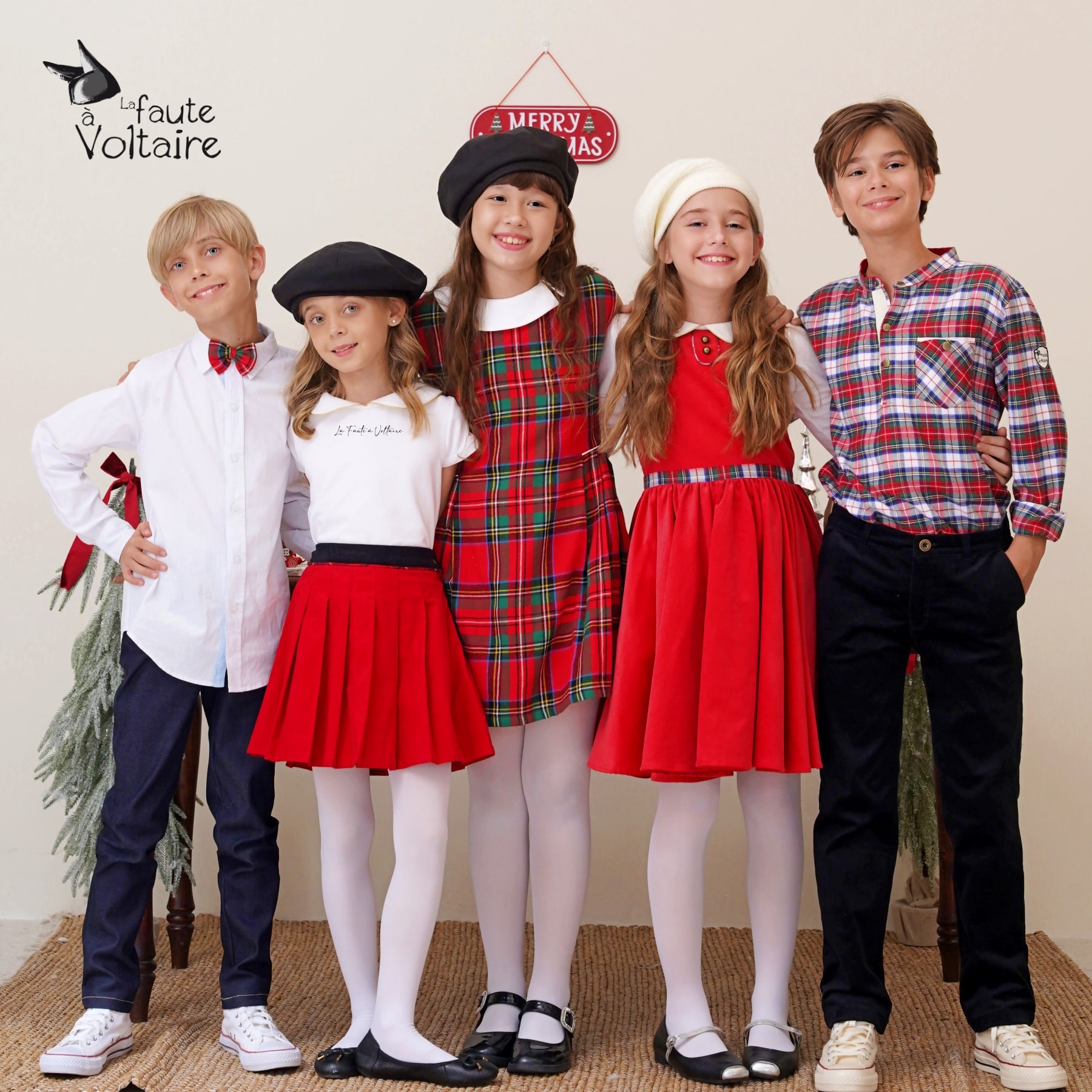 Large Choix de Tenues de Noël Chic pour Enfant de la Marque de Mode Française Éco Responsable et Éthique La Faute à Voltaire avec d'Élégantes Robes de Noël pour Filles, Fillettes et Ados ; Chemises et Nœuds Papillon Garçons à Carreaux Tartan Rouge Assorties aux Tenues pour Filles.