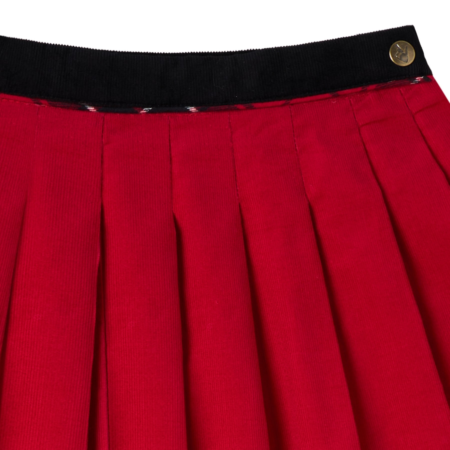 Une Élégante Jupe Plissée en Fin velours Rouge Contrasté d'une Ceinture de Velours Noir avec un petit Biais de Carreaux Tartan Rouge. Idéale en Tenue Chic pour Noël et pour toutes les Sorties Chics en Famille. Modèle de Jupe "London" de la Marque de Mode Française pour Enfants La Faute à Voltaire.