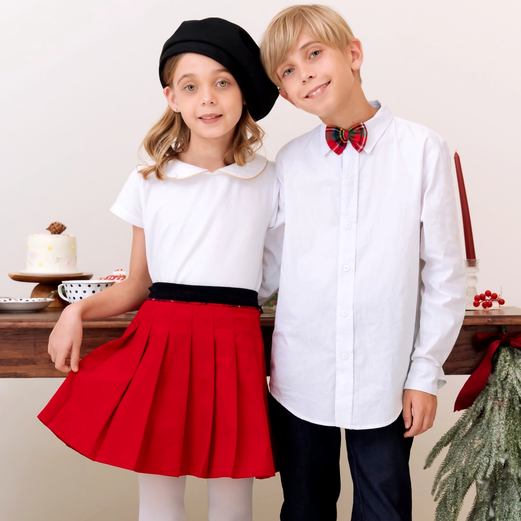 Offrez un Noël Enchanteur avec cet Tenue de Fêtes de Fin d'Année que votre Fillette Pourra Porter tout l'Hiver mais aussi à l'Intersaison. Composée d'une Jupe Plissée en Velours Rouge, Contrasté d'une Ceinture en Velours Noir et Biais en Tartan Rouge, cette Jupe Assortie au T-Shirt à Manches Courtes et Col Claudine en Jersey Blanc avec Biais Doré au Col est en Ensemble Parfait pour Offrir à toutes les Jeunes Filles, Fillettes et Ados de 2 à 16 Ans. Le T-Shirt se Porte Ensemble ou Dépareillé. Cette Tenue de Noël Élégante pour Enfant est Créé par la Marque de Mode Française La Faute à Voltaire.