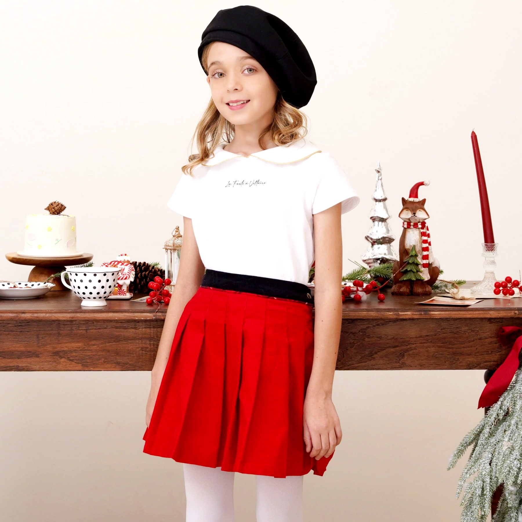 Offrez un Noël Enchanteur avec cet Tenue de Fêtes de Fin d'Année que votre Fillette Pourra Porter tout l'Hiver mais aussi à l'Intersaison. Composée d'une Jupe Plissée en Velours Rouge, Contrasté d'une Ceinture en Velours Noir et Biais en Tartan Rouge, cette Jupe Assortie au T-Shirt à Manches Courtes et Col Claudine en Jersey Blanc avec Biais Doré au Col est en Ensemble Parfait pour Offrir à toutes les Jeunes Filles, Fillettes et Ados de 2 à 16 Ans. Le T-Shirt se Porte Ensemble ou Dépareillé. Cette Tenue de Noël Élégante pour Enfant est Créé par la Marque de Mode Française La Faute à Voltaire.