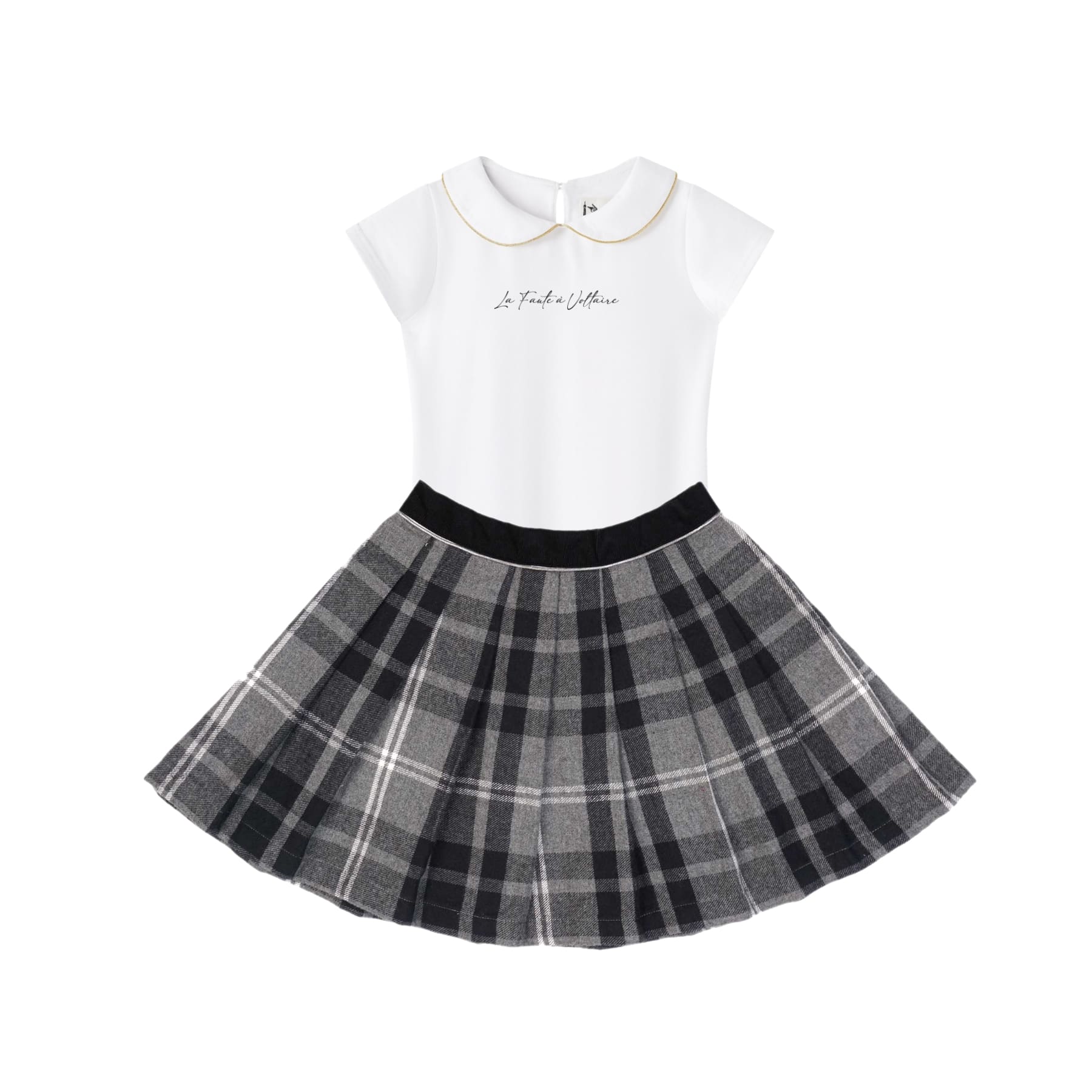 Offrez une Magnifique Tenue Classique Chic Tendance "Preppy". Composée d'un Ensemble de 2 pièces de Mode avec la Jupe Plissée en Laine Tartan Gris London et le T-Shirt Blanc "Sophia" à Manches Courtes et Col Claudine souligné d'un Biais Doré et Slogan La Faute à Voltaire sur la poitrine. Pour un look Écolière, un look "Collège" ou le Style K-pop pour les Ados, cette Tenue Convient à toutes les jeunes Fashionistas entre 2 et 16 Ans de la Marque de Mode Française pour Enfants La Faute à Voltaire.