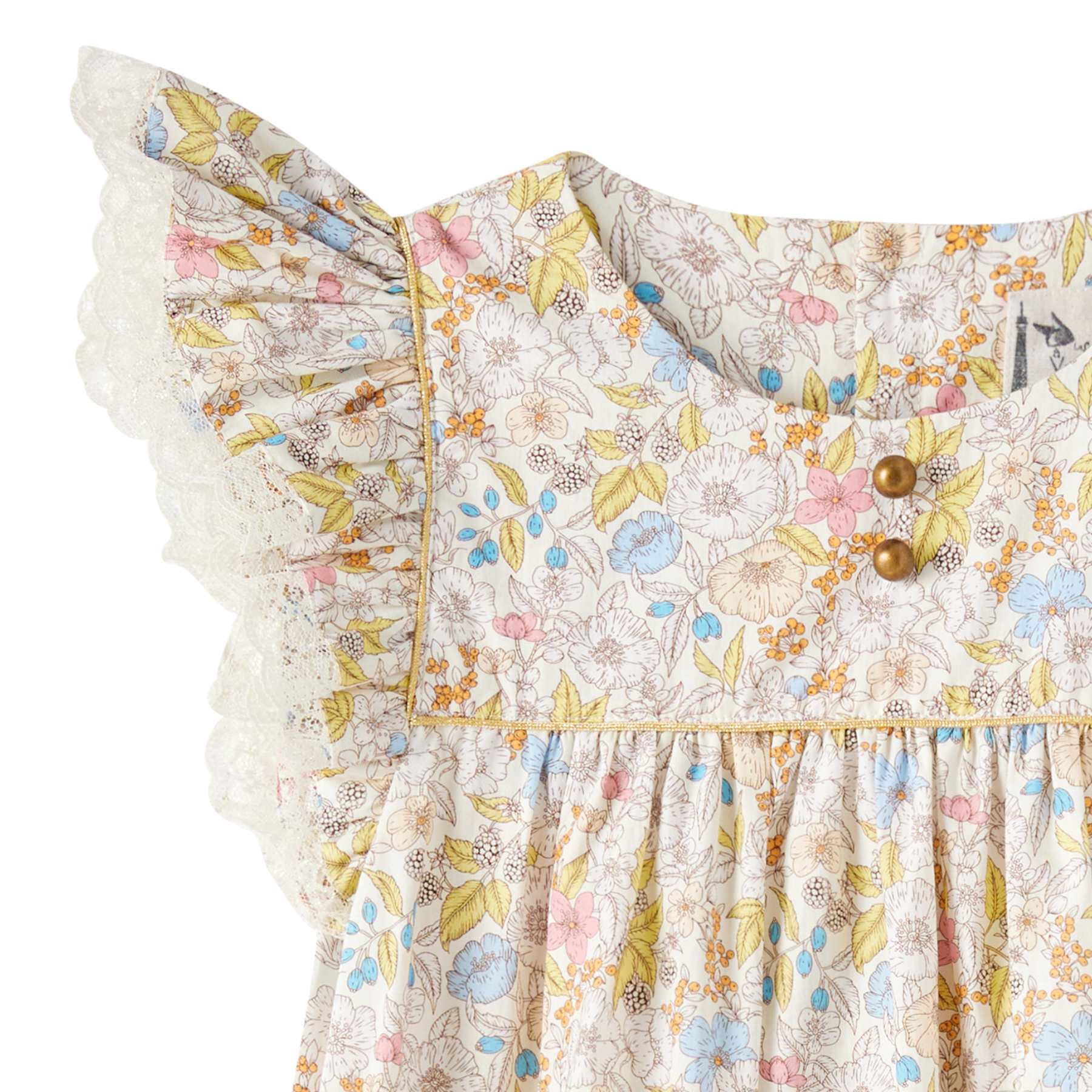 photo packshot zoom de du plastron avant de la robe de cérémonie fille fleurie liberty jaune, rose, bleu ciel avec manches à volants bordée de fine dentelle beige mordorée, petits boutons ronds couleur bronze décoratif, biais doré sur la poitrine. Robe idéale pour demoiselle d'honneur, mariage bohème chic et tous les évènements chics de l'été. Disponible du 2 au 16 ans.