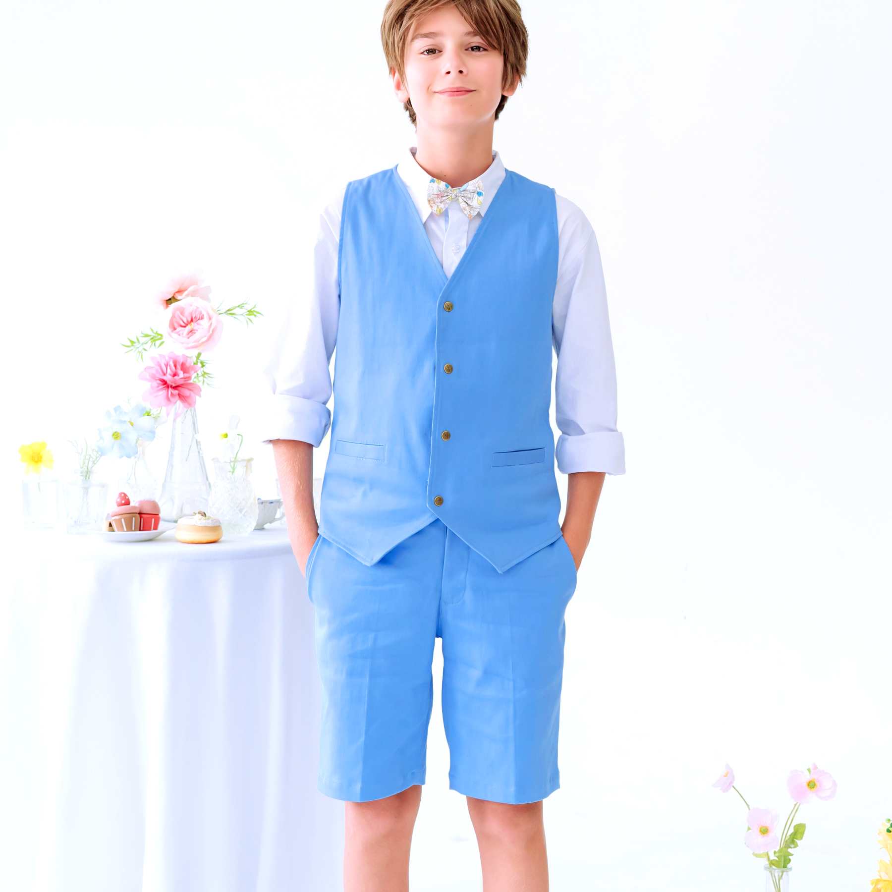 Photo portée du bermuda de costume bleu ciel Jimini pour tenue de cérémonie garçon de la marque de mode Française pour enfant La Faute à Voltaire.