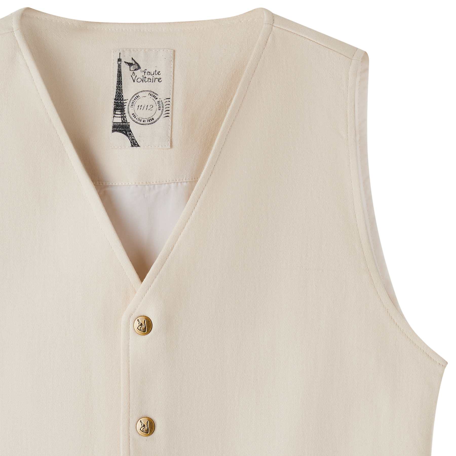 Photo packshot gros plan du gilet de costume beige pour garçon St Germain avec boutons pression couleur bronze de la marque de mode pour enfants La Faute à Voltaire. Disponible de la taille du 2 à 16 ans.