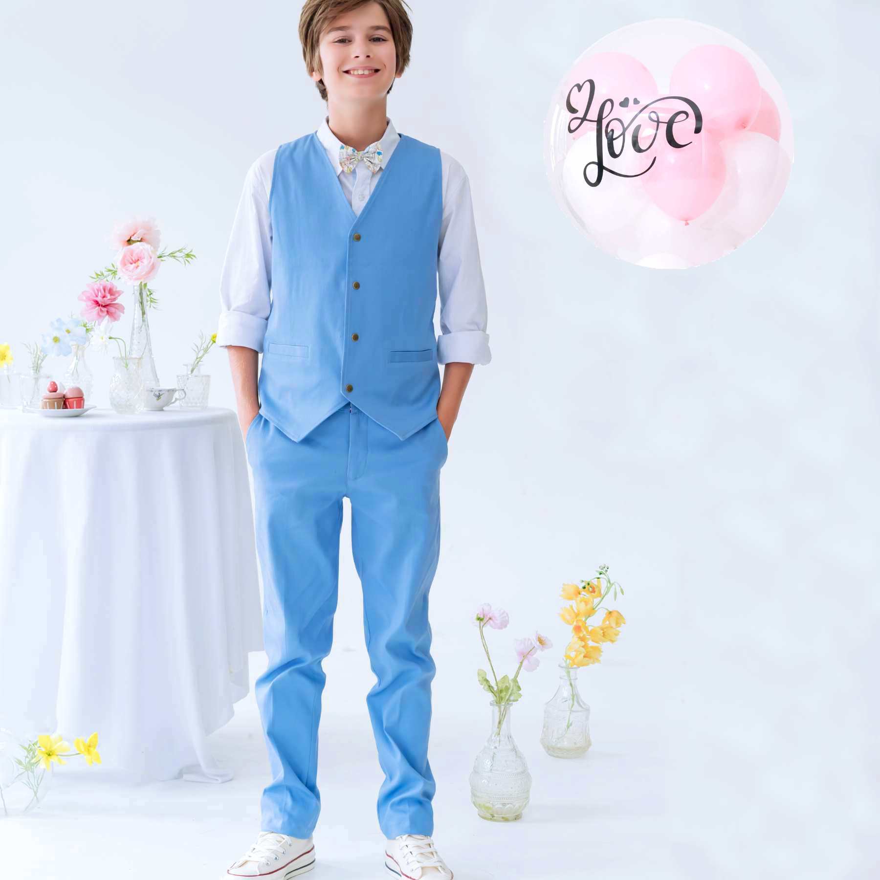 Pantalon chino garçon bleu ciel. Idéal pour mariages et cérémonies. Assorti au gilet de costume St Germain, chemise blanche voltaire et noeud papillon pour une tenue garçon d'honneur impeccable. Tailles disponible du 2 au 16 ans.