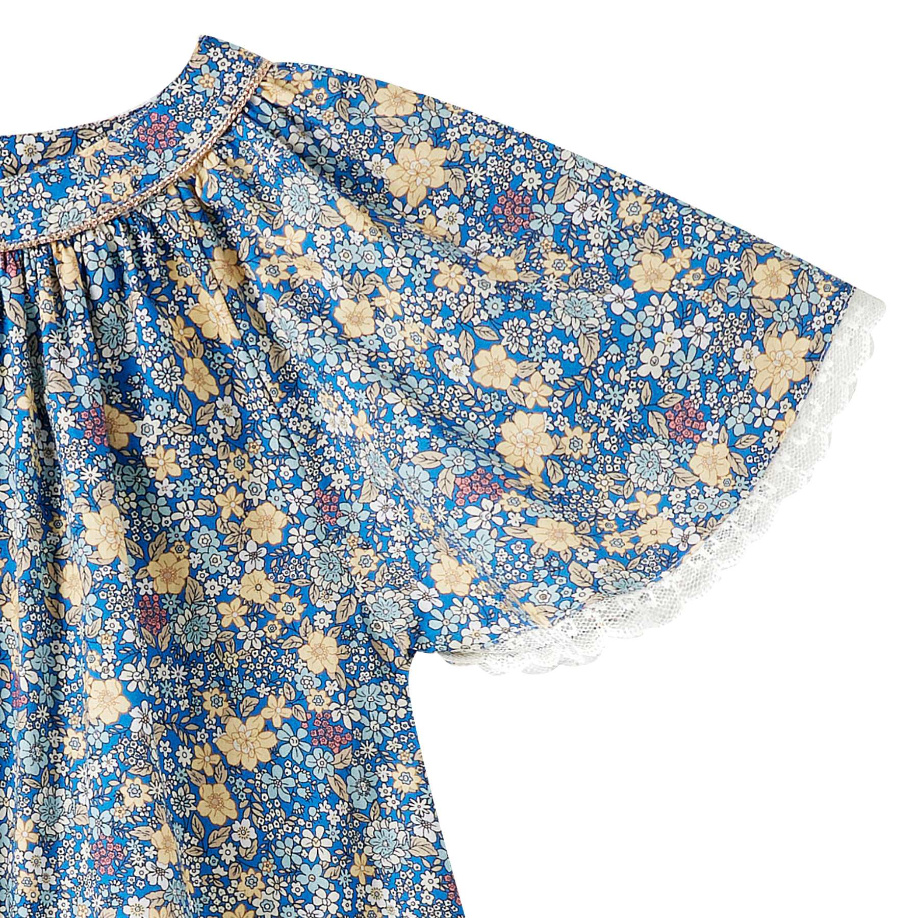 photo packshot gros plan sur la manche papillon en coton fleuri liberty bleu foncé, dentelle beige mordoré et biais doré à l'encolure ronde de la robe de cérémonie pour fille Butterfly. Modèle disponible de la taille 2 ans à 16 ans de la marque de mode pour enfants La Faute à Voltaire.