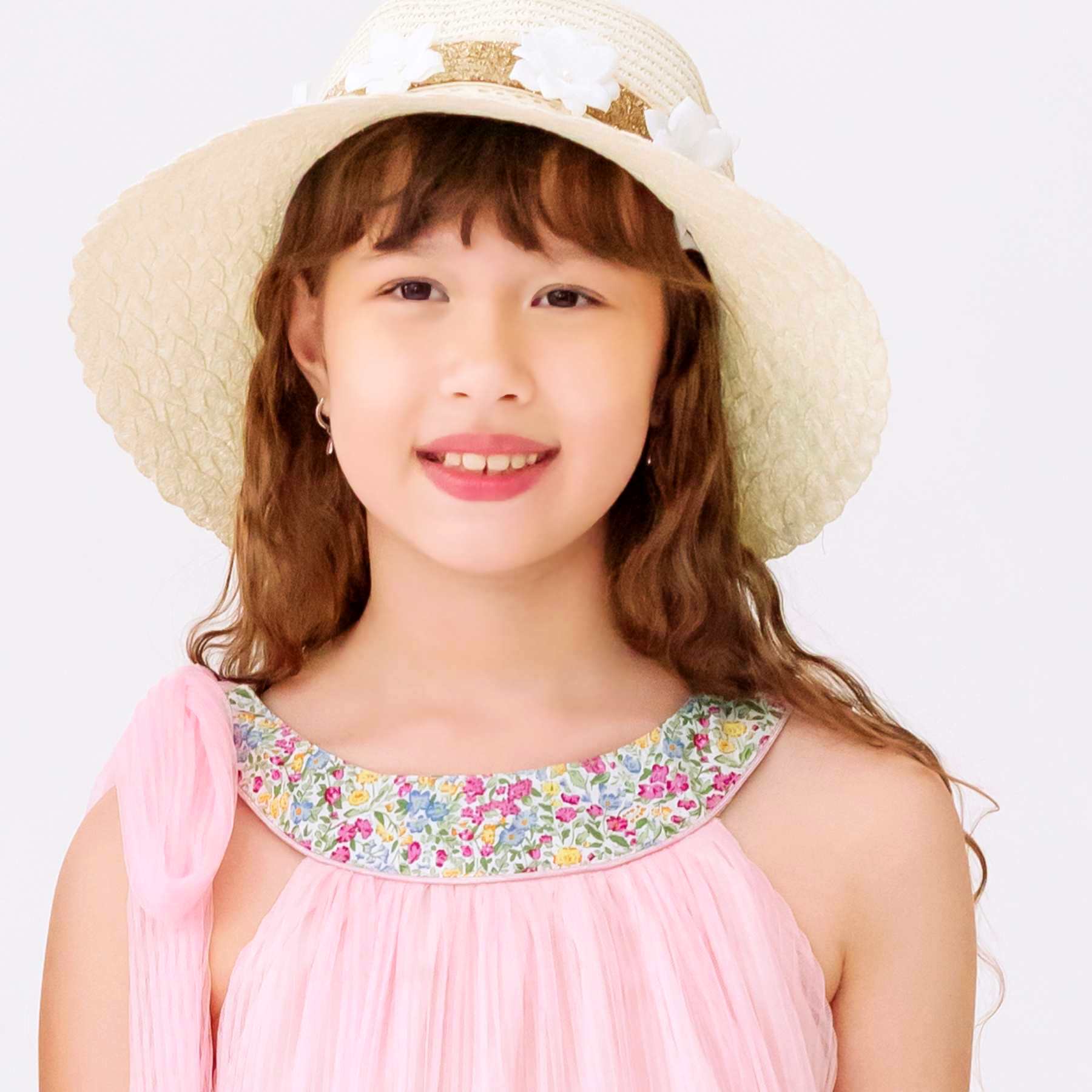 Photo portée zoomée sur le col de la Robe de Cérémonie Fille en Voile Rose Poudré et Col Arrondi en Coton Fleuri Liberty rose, jaune, bleu pour Demoiselle d'Honneur. Coupe A ample et confotable. Modèle Alizée de la Marque de Mode Française pour Enfants La Faute à Voltaire.