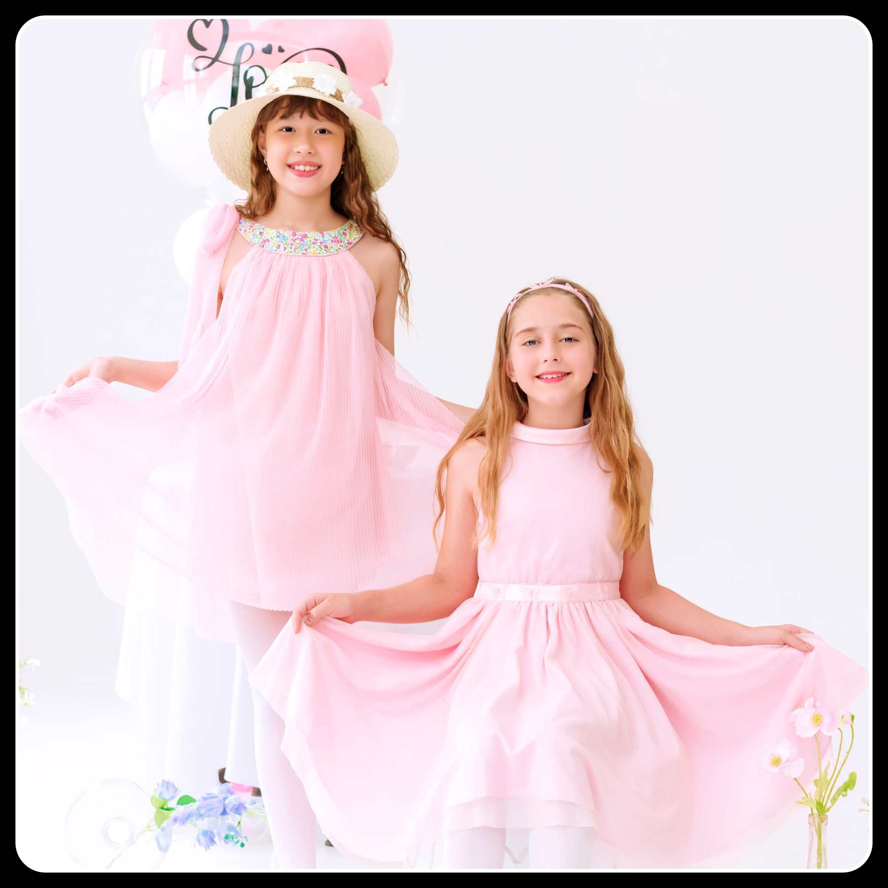 Photo portée de deux robes de cérémonie rose poudrée pour fille. Une robe patineuse couleur rose pale avec col retourné et une robe en voile rose pastel avec col fleuri liberty. Disponible du 2 au 16 ans