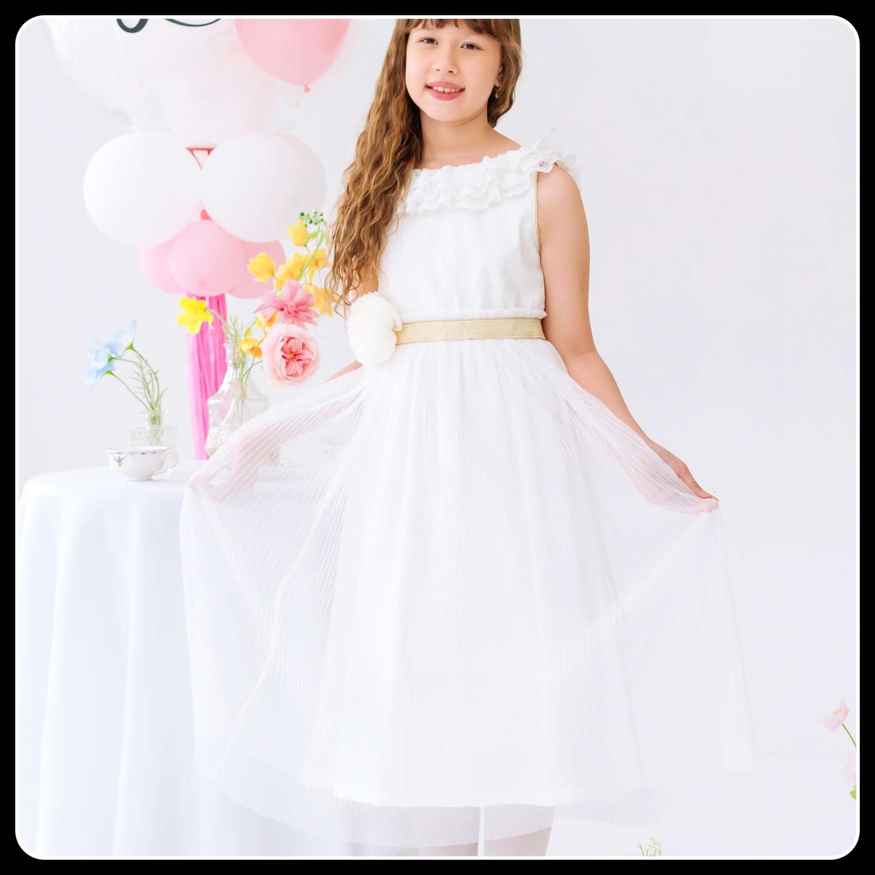 Photo robe de cérémonie fille portée couleur blanche et longue avec col froufrous à volants en fine dentelle, ceinture dorée, fleur beige à la ceinture amovible. Idéale en robe de demoiselle d'honneur ou communion, baptême.