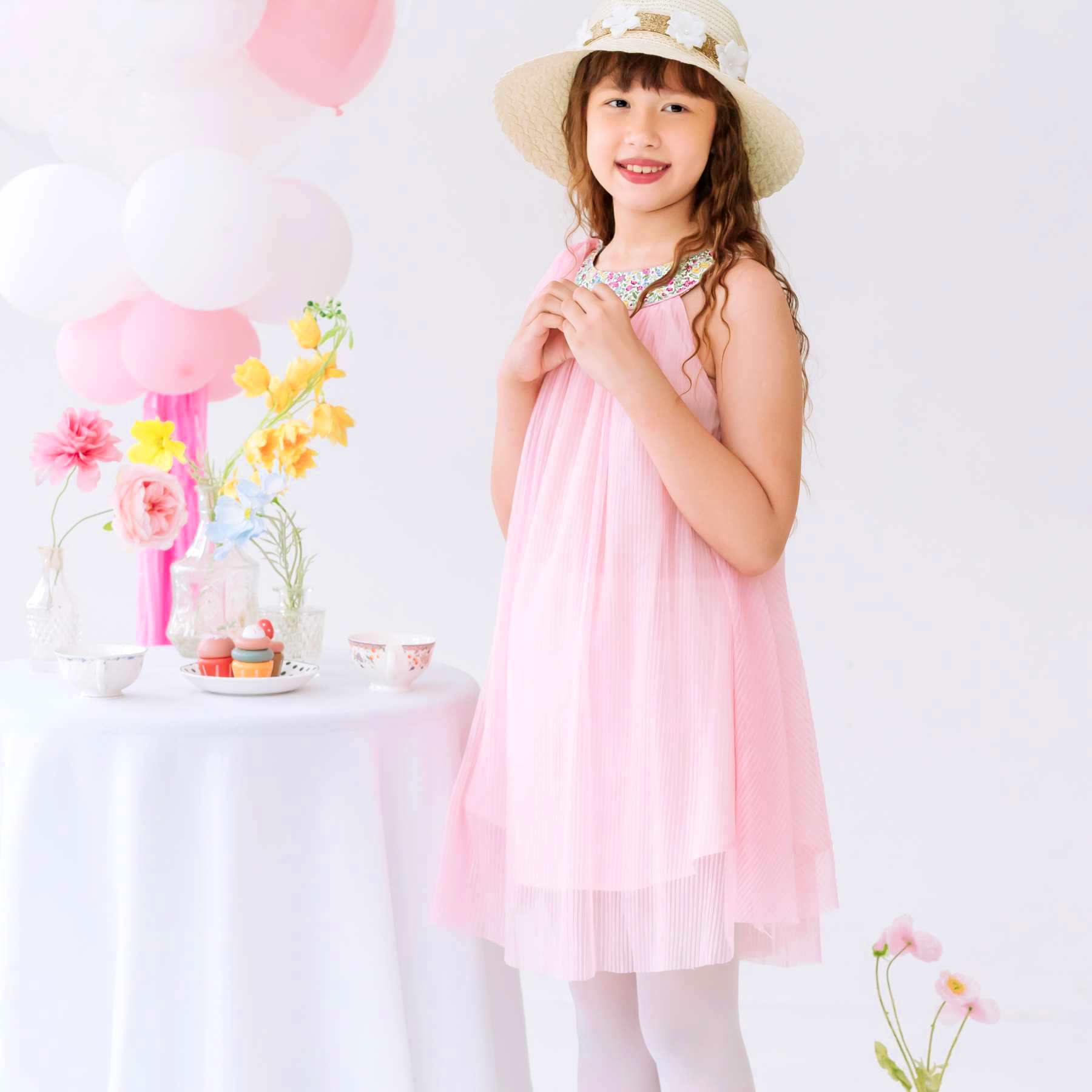 Photo portée Robe de Cérémonie Fille en Voile Rose Poudré et Col Arrondi en Coton Fleuri Liberty rose, jaune, bleu pour Demoiselle d'Honneur. Coupe A ample et confotable. Modèle Alizée de la Marque de Mode Française pour Enfants La Faute à Voltaire.