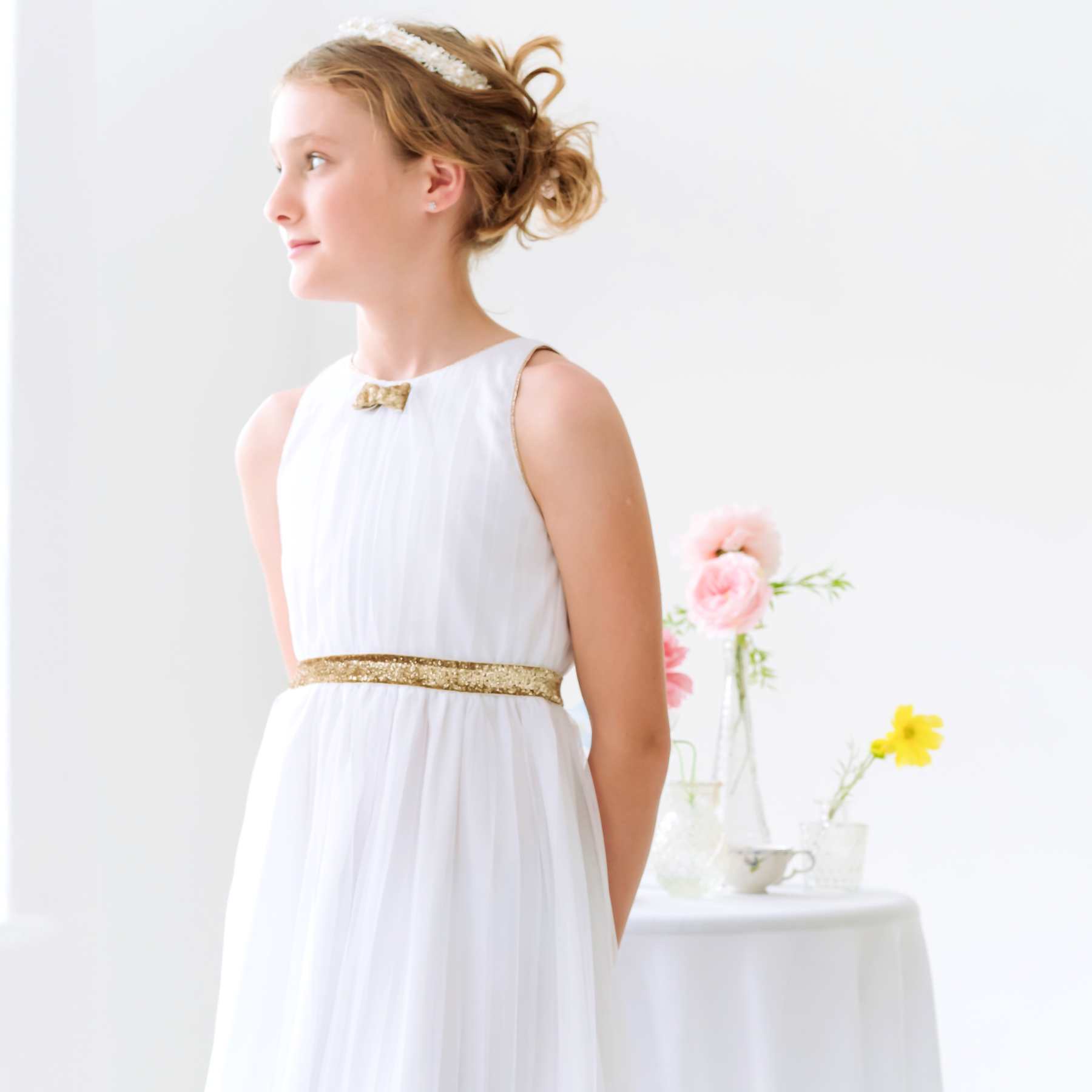 Robe cérémonie fille blanche longue en voile acrylique doublée de coton. Ceinture et noeud paillettes dorées. Ouverture dans le dos avec fermeture éclair jusqu'à la taille et boutons dorés arrondis. Idéale en robe de communion et robe de demoiselle d'honneur.