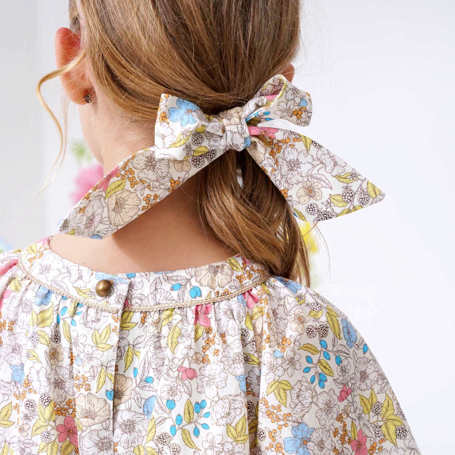 Bandeau cheveux fille cérémonie en coton fleuri jaune clair à nouer dans la nuque.