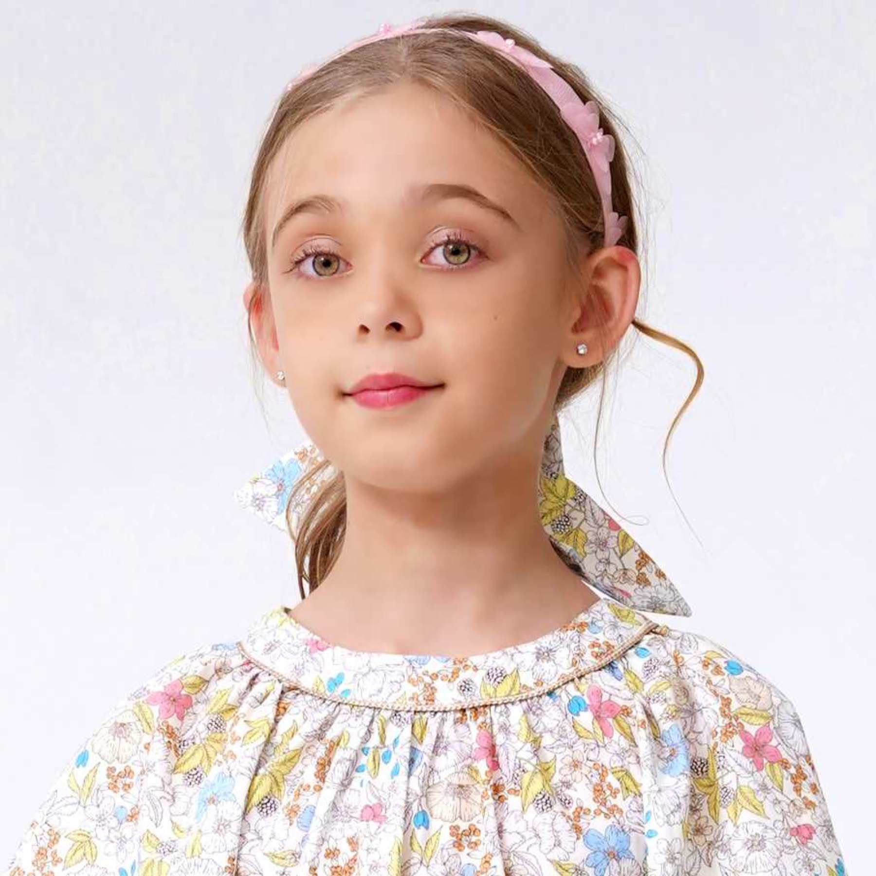 Bandeau cheveux fille cérémonie rose avec papillons. Lien en coton fleuri jaune clair à nouer dans la nuque.