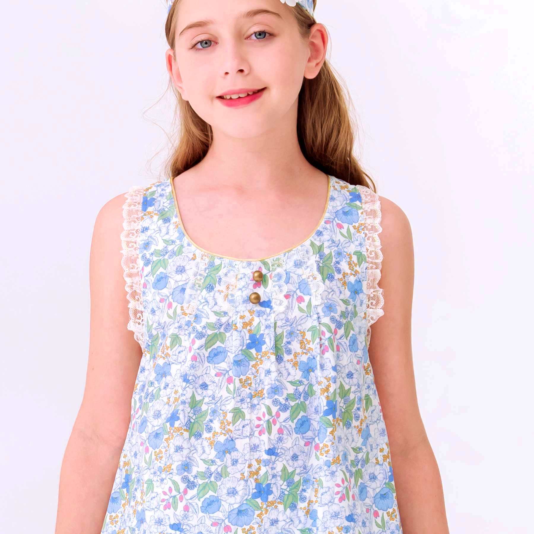 Blouse fille bleu ciel fleurie liberty avec dentelle, imprimé rose et vert. Marque française mode enfant La Faute à Voltaire. Disponible du 2 au 16 ans. Idéale pour l’été, une cérémonie ou une sortie chic en famille.