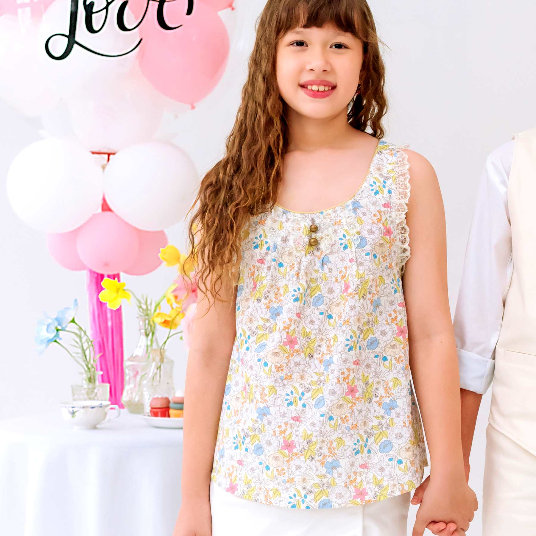 Blouse fille jaune fleurie liberty avec dentelle, imprimé rose et bleu ciel, marque française La Faute à Voltaire. Disponible du 2 au 16 ans. Idéale pour l’été, une cérémonie ou une sortie chic en famille.