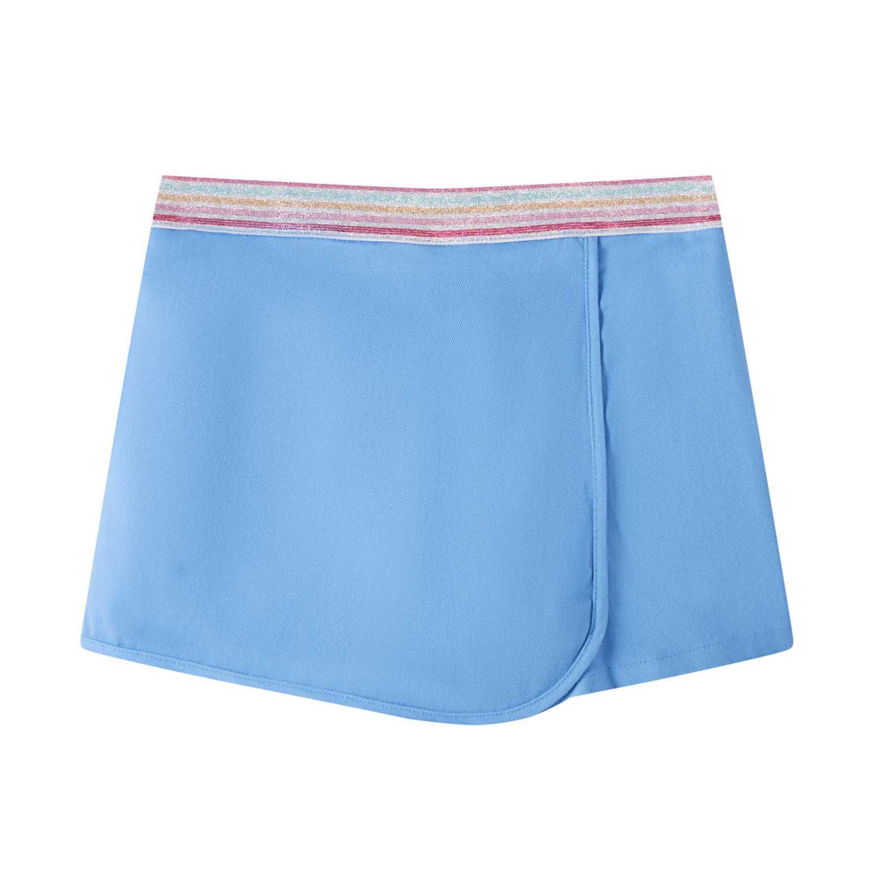 Photo packshot de la jupe short bleu ciel fille avec coupe portefeuille sur le devant. Taille élastique dans le dos. Ceinture fantaisie à fines rayures multicolores. Modèle disponible du 2 au 16 ans. Taille plutôt petit. Optez pour la taille supérerieure si l'enfant est entre deux tailles ou de morphologie un peu ronde.