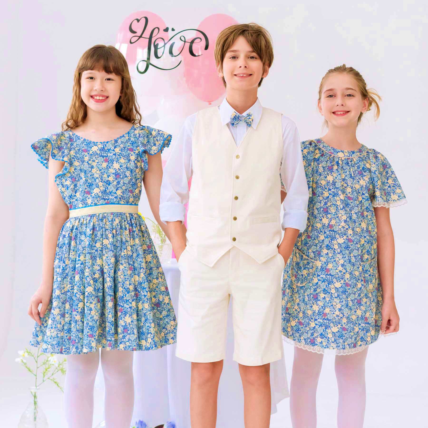 Photo porté du noeud papillon liberty bleu foncé garçon. Ce noeud papillon cérémonie est dans le même tissu liberty que les robes de demoiselles d'honneur pour fille. Disponible de la taille 2 à 16 ans.