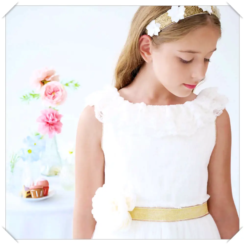 Bandeau cheveux doré fille avec fleurs blanche. Idéale pour tenue de mariage et cérémonie fille.
