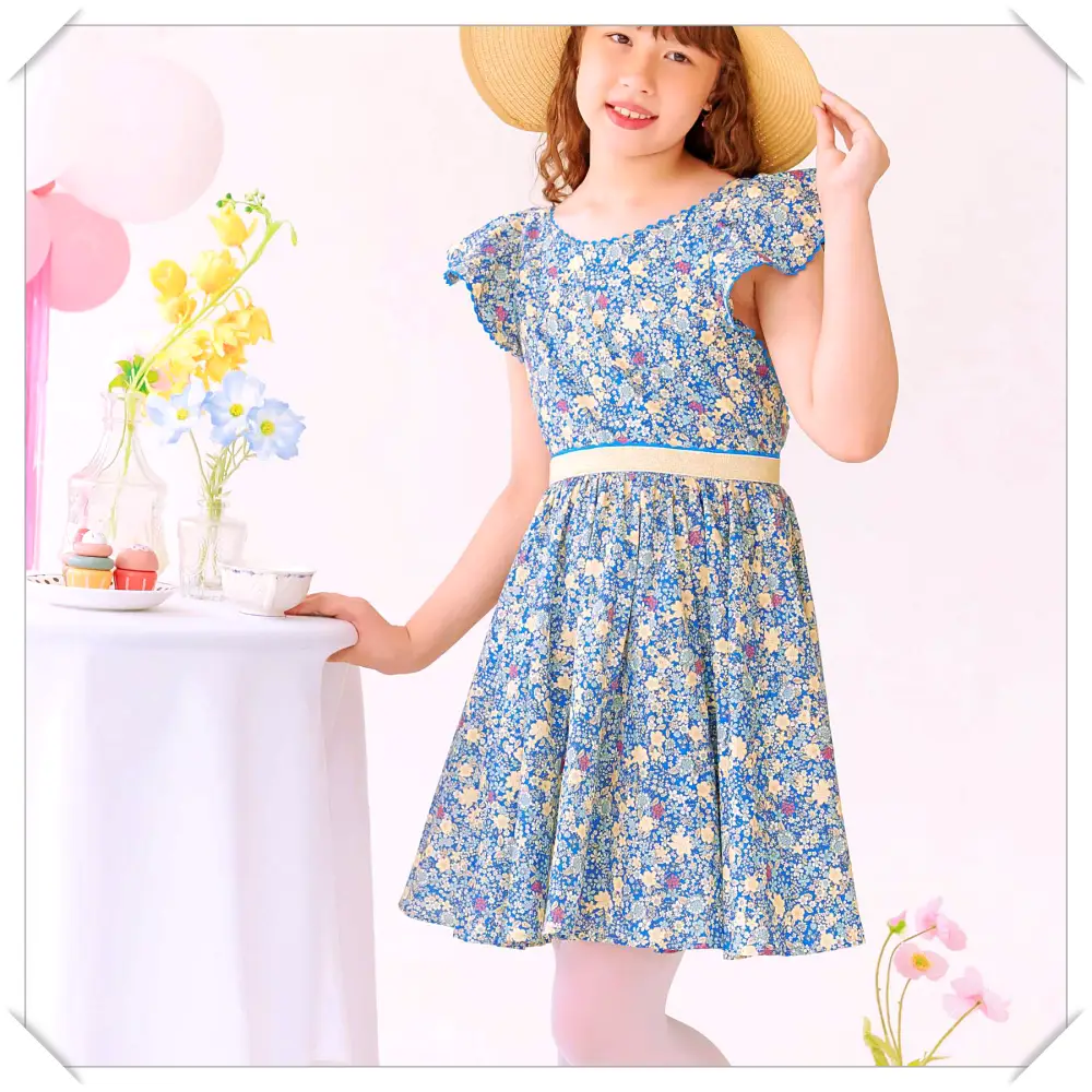 Robe cérémonie fille liberty bleu foncé et jaune avec manches courtes à volants, ceinture doré. Tailles disponibles du 2 au 16 ans.