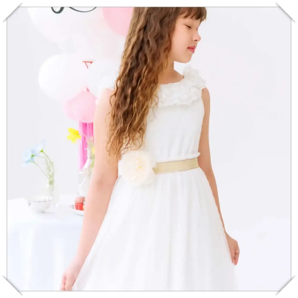 Robe cérémonie fille blanche longue Éléonore portée par une enfant, en voile plissée avec dentelle fine au col, dos en V, ceinture dorée, tenue de mariage et cérémonie enfant de la marque Française La Faute à Voltaire